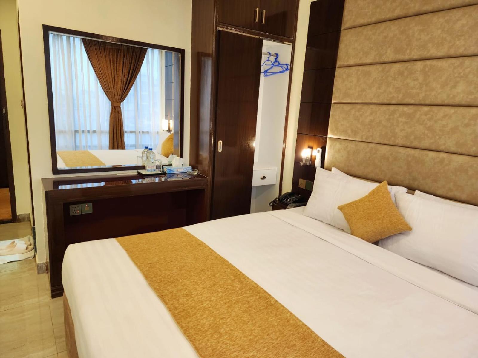 White Park Hotel & Suites Chittagong Exterior foto